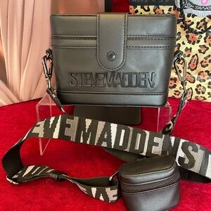 STEVE MADDEN BGIOVE BLACK BAG WITH ATTACHED COIN & LOGO GUITAR CROSSBODY STRAP